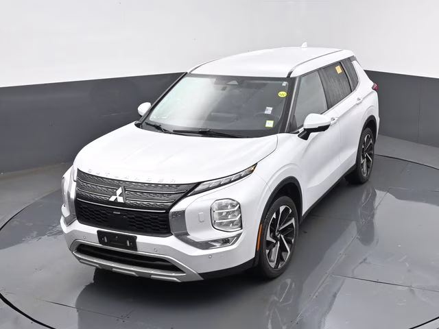 2023 White Mitsubishi Outlander SE Special Edition 4X4 SUV
