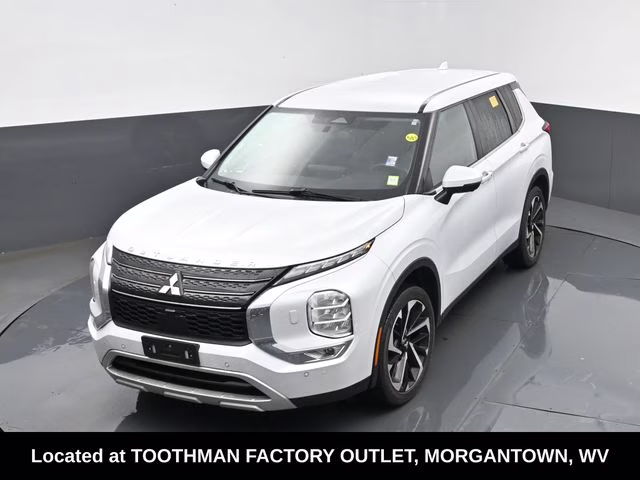 2023 White Mitsubishi Outlander SE Special Edition 4X4 SUV