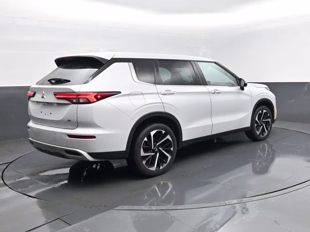 2023 White Mitsubishi Outlander SE Special Edition 4X4 SUV