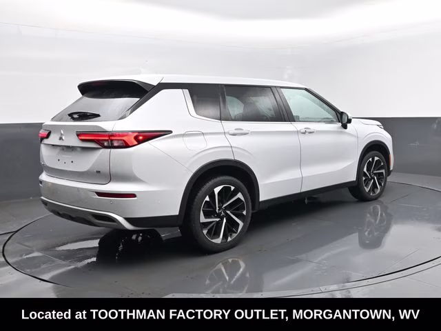 2023 White Mitsubishi Outlander SE Special Edition 4X4 SUV