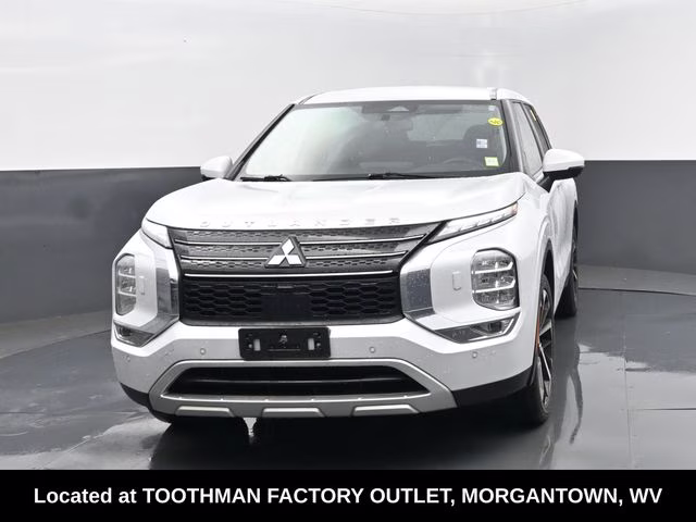 2023 White Mitsubishi Outlander SE Special Edition 4X4 SUV