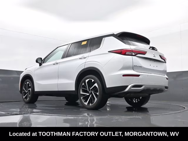 2023 White Mitsubishi Outlander SE Special Edition 4X4 SUV