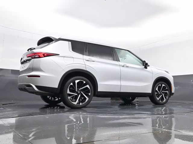 2023 White Mitsubishi Outlander SE Special Edition 4X4 SUV