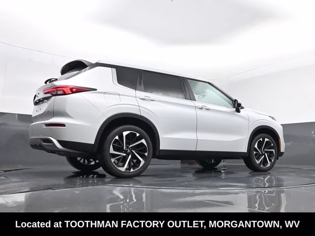 2023 White Mitsubishi Outlander SE Special Edition 4X4 SUV