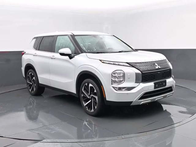 2023 White Mitsubishi Outlander SE Special Edition 4X4 SUV