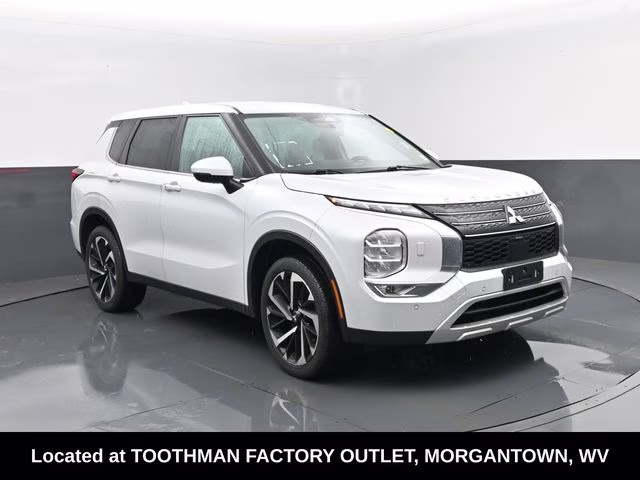2023 White Mitsubishi Outlander SE Special Edition 4X4 SUV