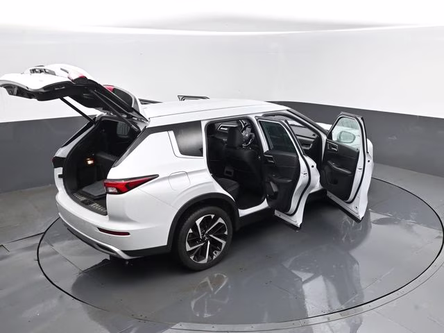 2023 White Mitsubishi Outlander SE Special Edition 4X4 SUV