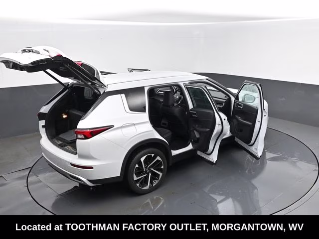 2023 White Mitsubishi Outlander SE Special Edition 4X4 SUV