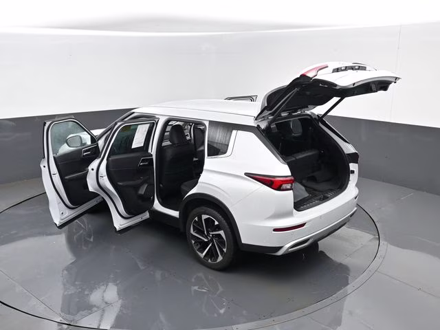 2023 White Mitsubishi Outlander SE Special Edition 4X4 SUV