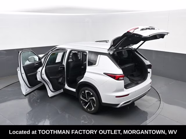 2023 White Mitsubishi Outlander SE Special Edition 4X4 SUV