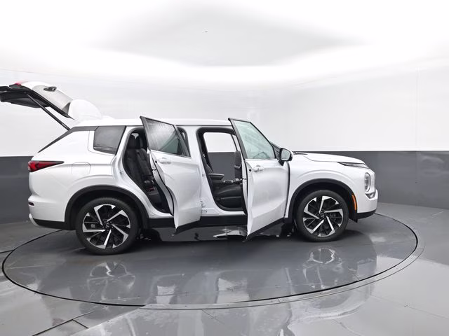 2023 White Mitsubishi Outlander SE Special Edition 4X4 SUV