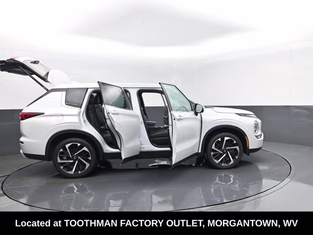 2023 White Mitsubishi Outlander SE Special Edition 4X4 SUV