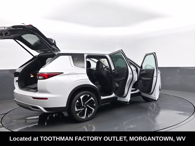 2023 White Mitsubishi Outlander SE Special Edition 4X4 SUV