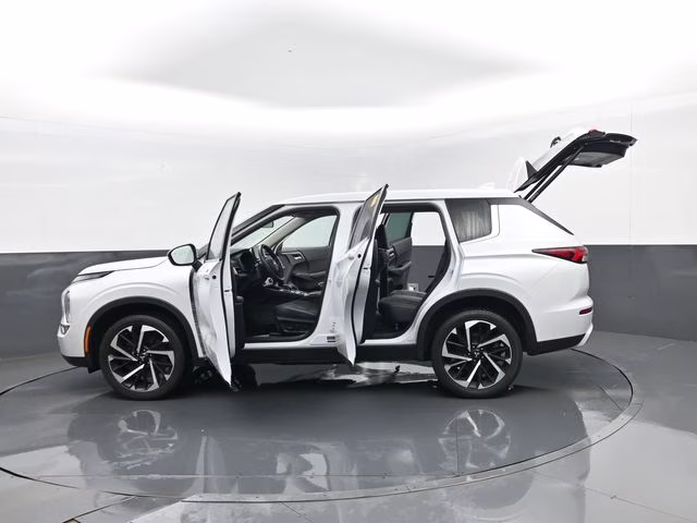 2023 White Mitsubishi Outlander SE Special Edition 4X4 SUV