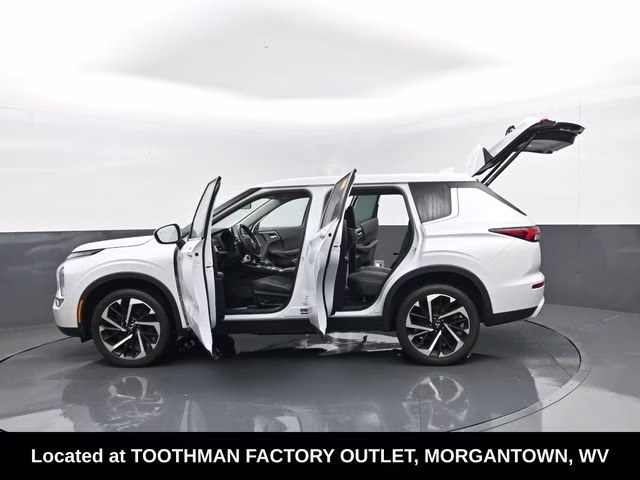 2023 White Mitsubishi Outlander SE Special Edition 4X4 SUV