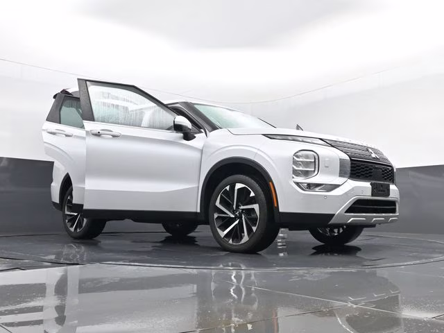 2023 White Mitsubishi Outlander SE Special Edition 4X4 SUV