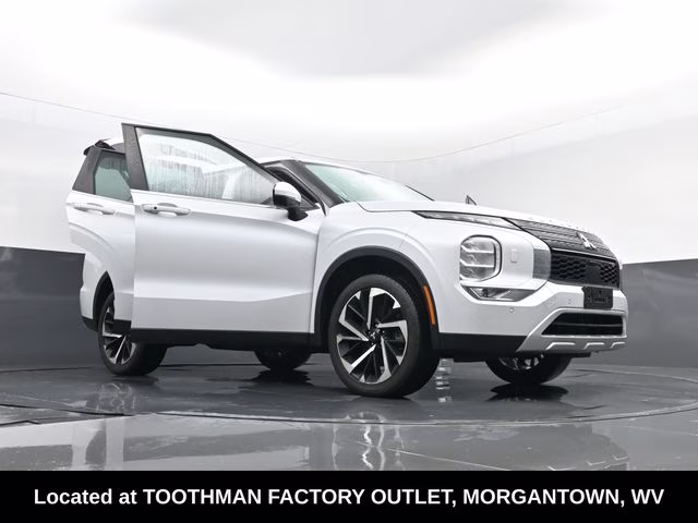 2023 White Mitsubishi Outlander SE Special Edition 4X4 SUV