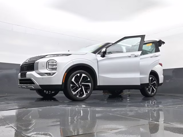 2023 White Mitsubishi Outlander SE Special Edition 4X4 SUV