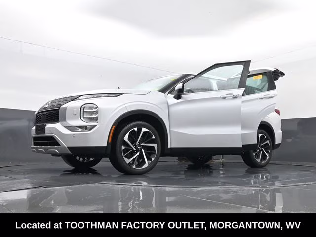 2023 White Mitsubishi Outlander SE Special Edition 4X4 SUV