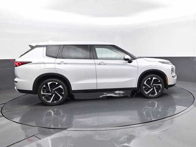 2023 White Mitsubishi Outlander SE Special Edition 4X4 SUV