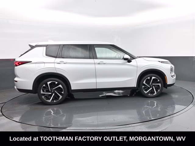 2023 White Mitsubishi Outlander SE Special Edition 4X4 SUV