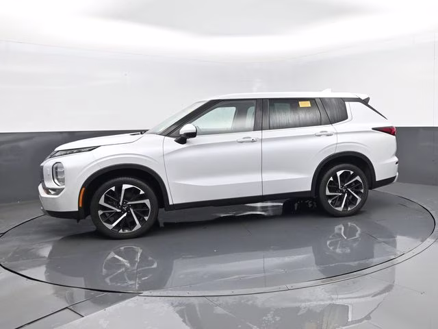 2023 White Mitsubishi Outlander SE Special Edition 4X4 SUV