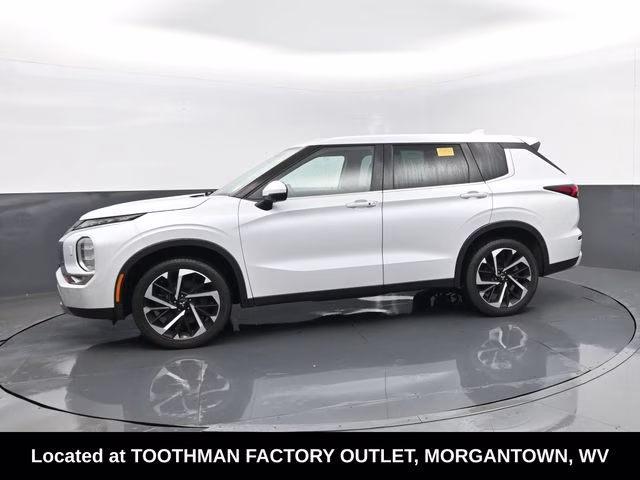 2023 White Mitsubishi Outlander SE Special Edition 4X4 SUV