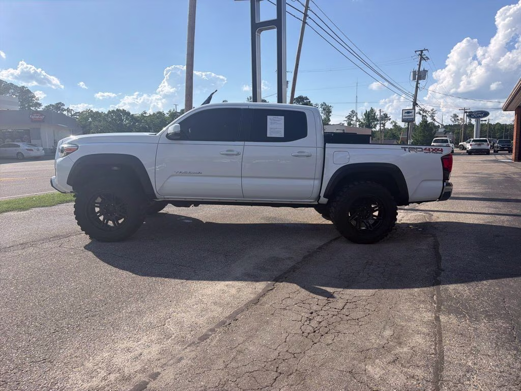 2018 Super White Toyota Tacoma TRD Off-Road 4X4 Truck