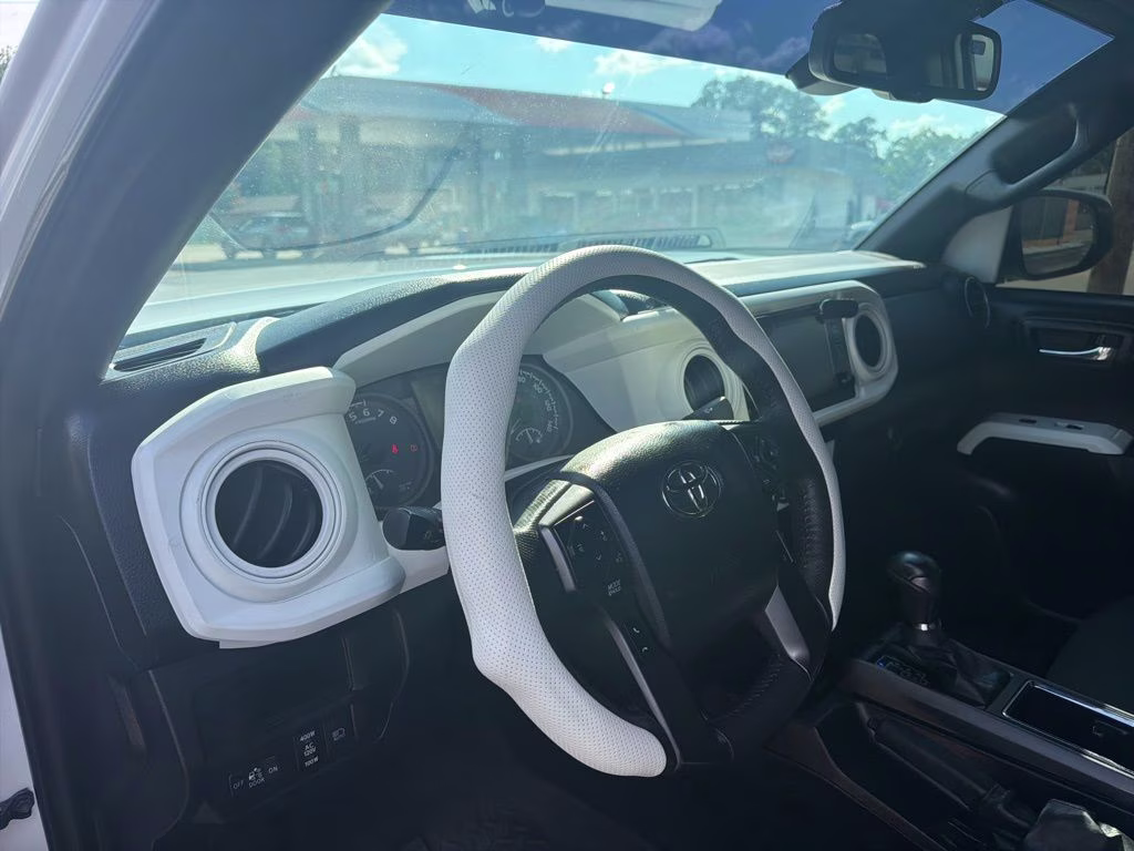 2018 Super White Toyota Tacoma TRD Off-Road 4X4 Truck