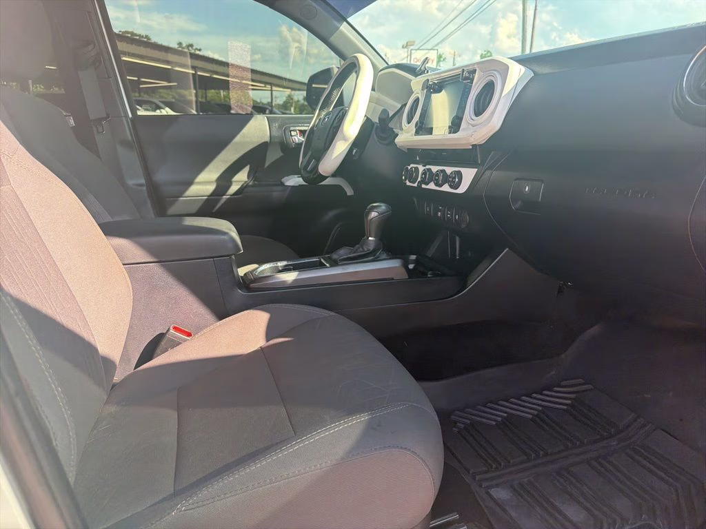 2018 Super White Toyota Tacoma TRD Off-Road 4X4 Truck