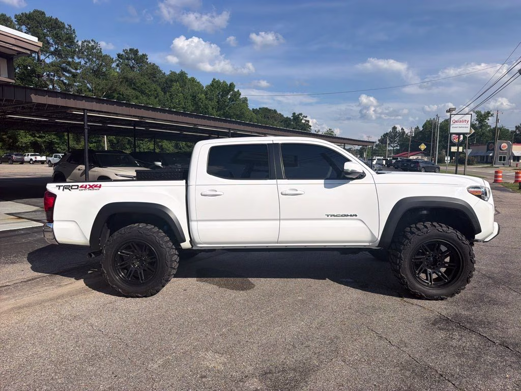 2018 Super White Toyota Tacoma TRD Off-Road 4X4 Truck