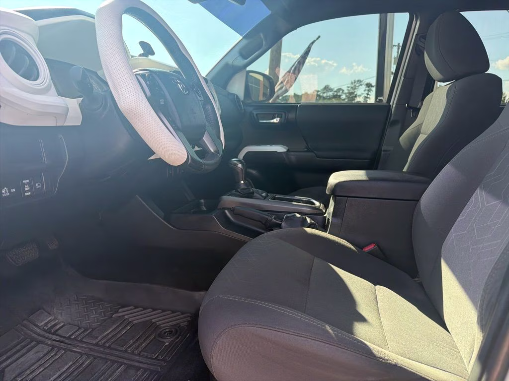 2018 Super White Toyota Tacoma TRD Off-Road 4X4 Truck