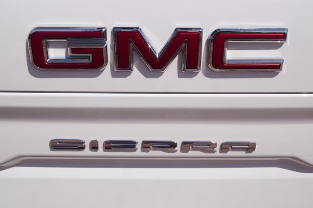 2025 Summit White GMC Sierra 1500 SLT 4X4 Truck