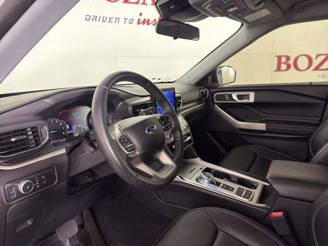 2022 White Metallic Ford Explorer XLT RWD SUV