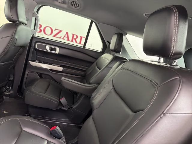 2022 White Metallic Ford Explorer XLT RWD SUV