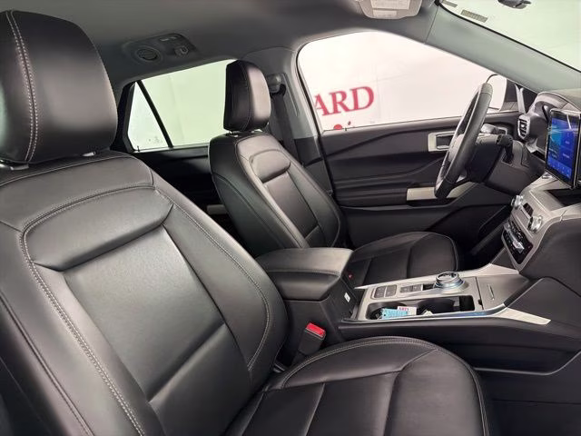 2022 White Metallic Ford Explorer XLT RWD SUV