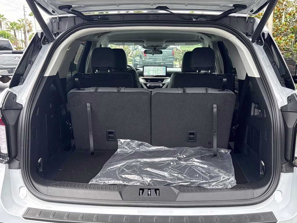 2026 Space White Metallic Ford Explorer Active RWD SUV