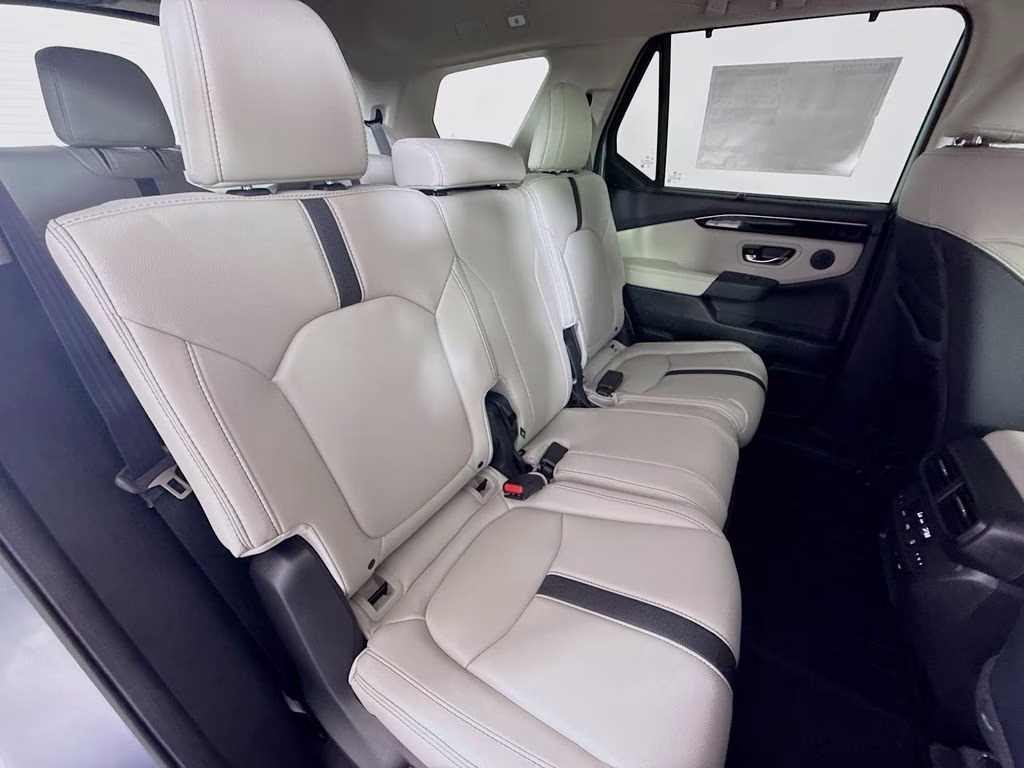 2026 Solar Silver Metallic Honda Pilot EX-L FWD SUV