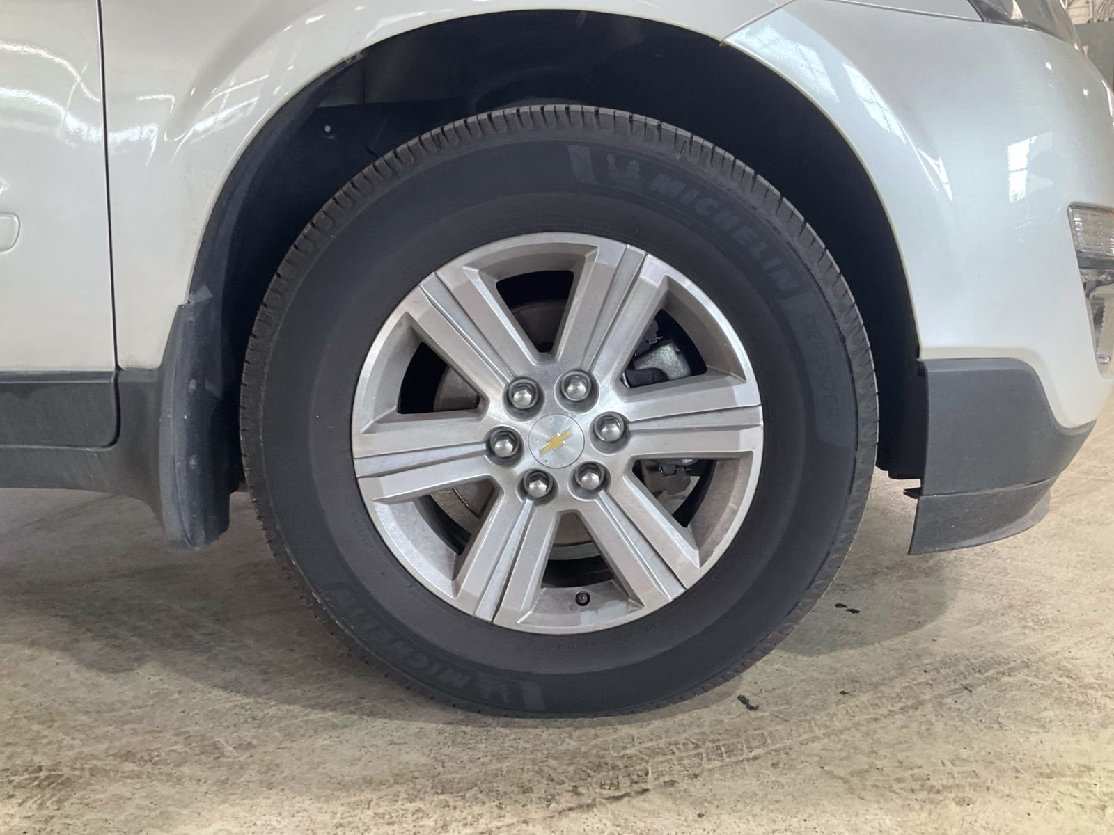 2014 White Diamond Clearcoat Chevrolet Traverse 2LT AWD SUV