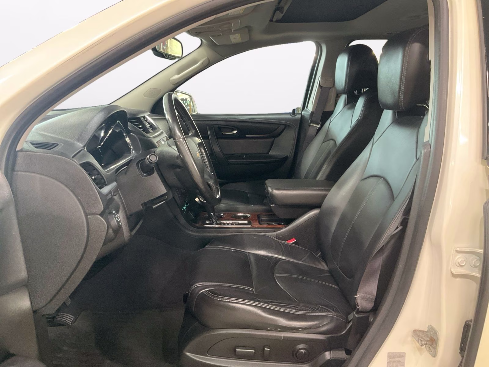2014 White Diamond Clearcoat Chevrolet Traverse 2LT AWD SUV