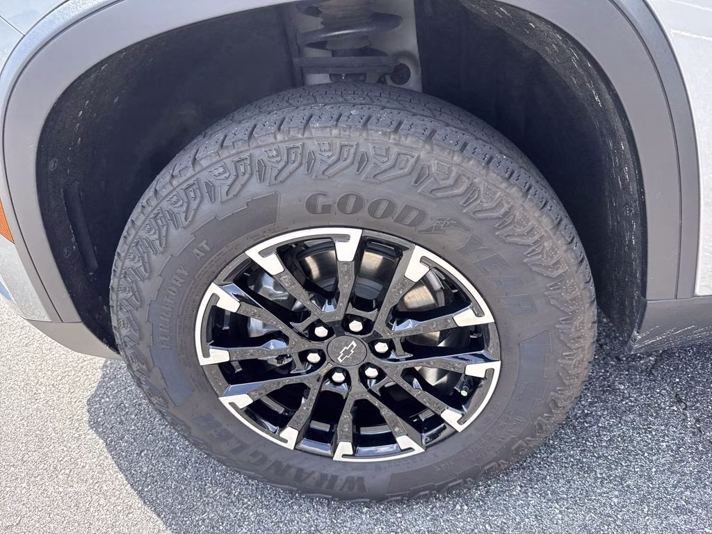 2025 Sterling Gray Metallic Chevrolet Traverse Z71 AWD SUV