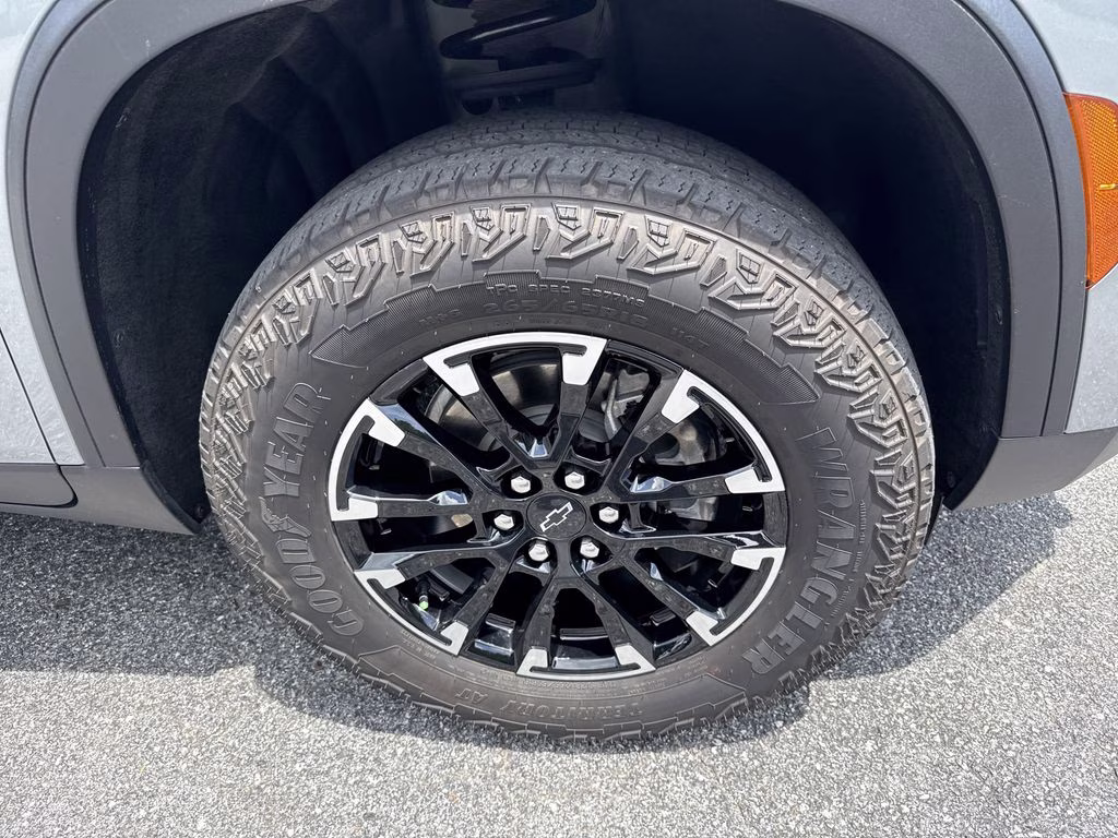 2025 Sterling Gray Metallic Chevrolet Traverse Z71 AWD SUV