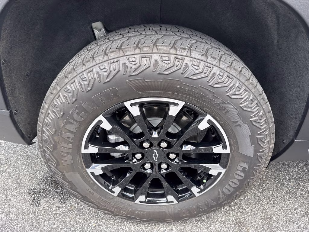 2025 Sterling Gray Metallic Chevrolet Traverse Z71 AWD SUV