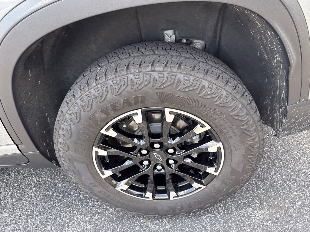 2025 Sterling Gray Metallic Chevrolet Traverse Z71 AWD SUV
