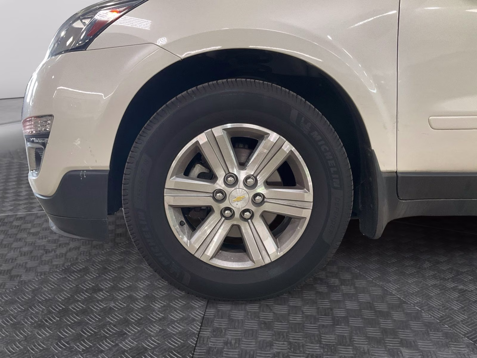 2014 White Diamond Clearcoat Chevrolet Traverse 2LT AWD SUV