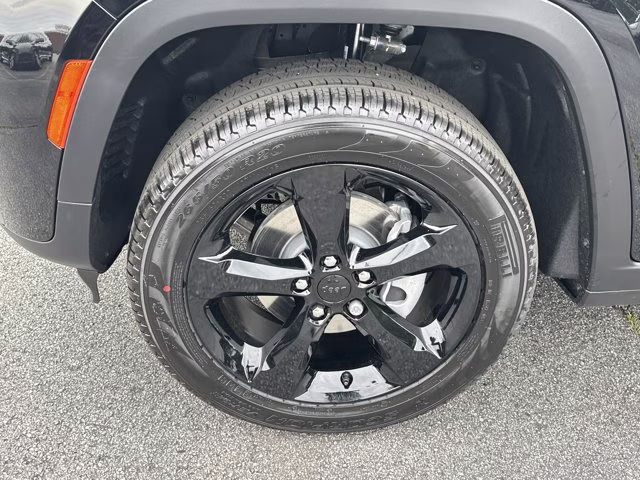 2026 Diamond Black Crystal Pearlcoat Jeep Grand Cherokee Limited RWD SUV