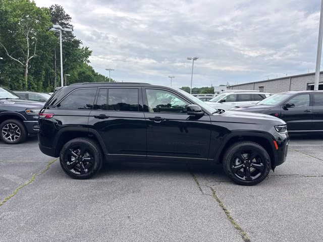 2026 Diamond Black Crystal Pearlcoat Jeep Grand Cherokee Limited RWD SUV