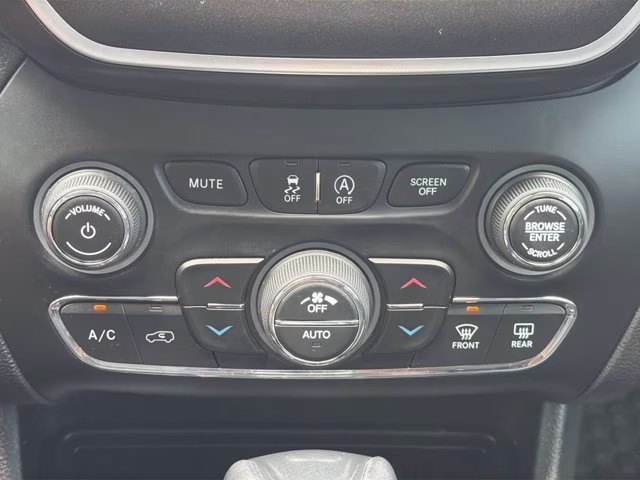 2019 Pearl White Pearlcoat Jeep Cherokee Trailhawk 4X4 SUV