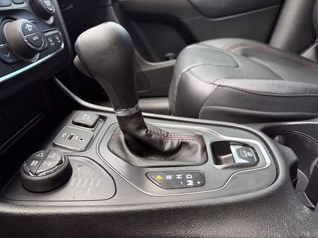 2019 Pearl White Pearlcoat Jeep Cherokee Trailhawk 4X4 SUV