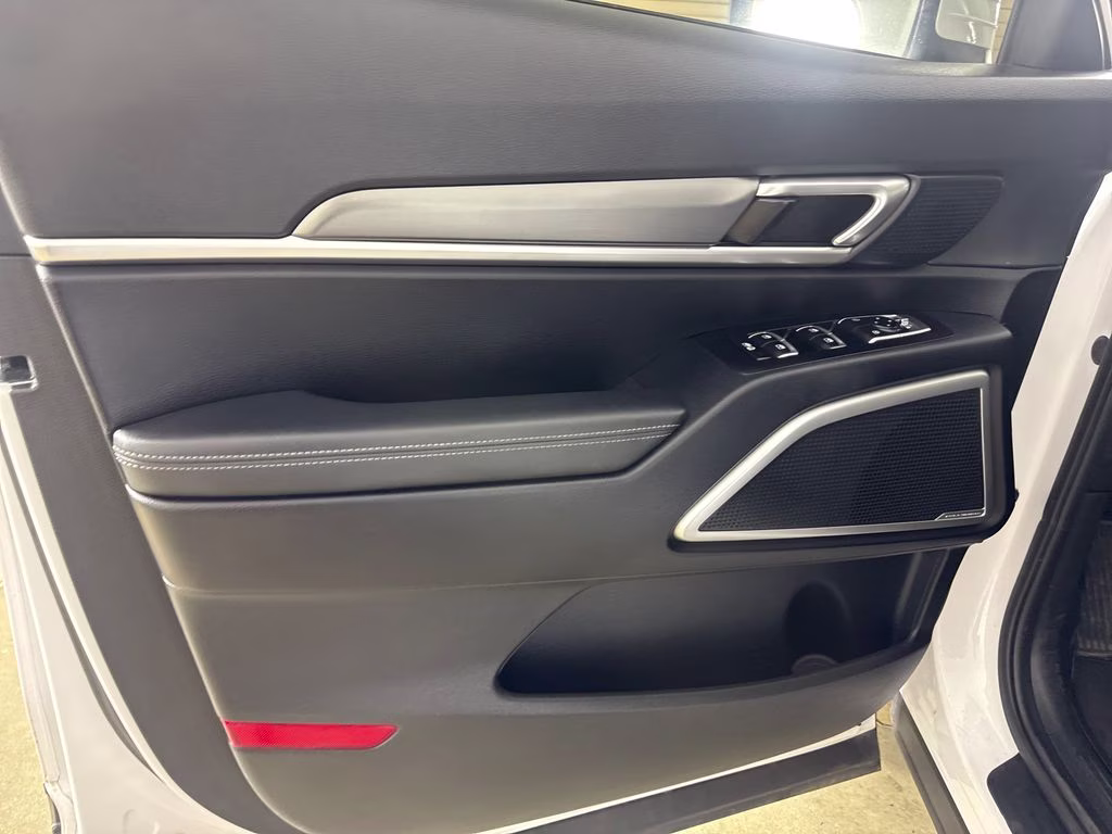 2022 Glacial White Pearl Kia Telluride LX FWD SUV